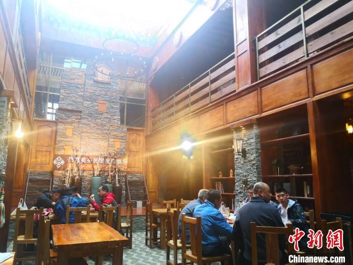 圖為扎尕那的藏式民宿酒店中，游客正在用餐。　史靜靜 攝