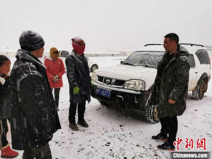 圖為扎西鬧吾(右一)與當(dāng)?shù)啬翍艚徽?。郵儲銀行青海省分行供圖