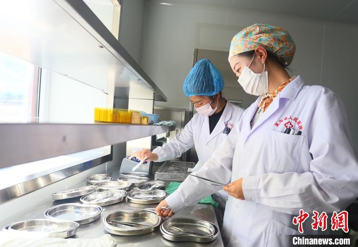 7月下旬，夏河縣人民醫(yī)院醫(yī)生進(jìn)行手術(shù)用具的消毒清潔?！「哒?攝