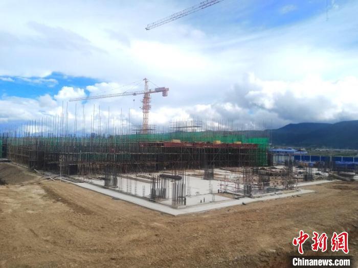 圖為香格里拉站實現(xiàn)封頂。中國鐵路昆明局集團供圖