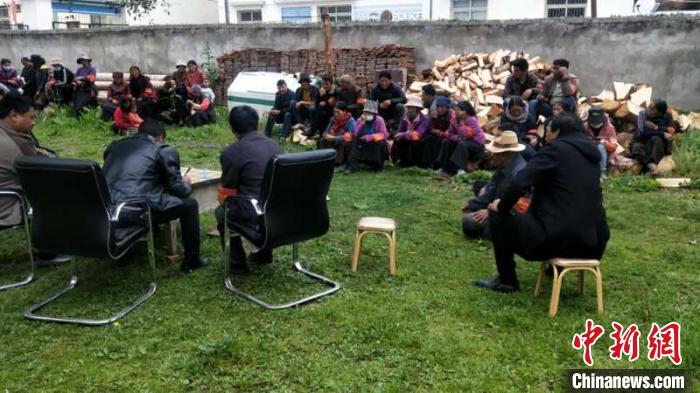 村民接受防火常識(shí)教育。若爾蓋縣林業(yè)和草原局供圖