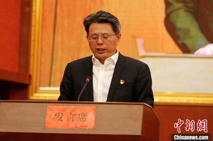 圖為果洛州委常委、副州長、上海市援青聯(lián)絡(luò)組組長馮志勇總結(jié)對口支援十年工作。　果洛州委宣傳部供圖 攝