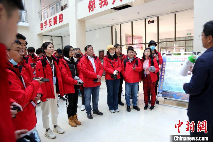 圖為中外媒體采訪三江源國家公園瀾滄江源園區(qū)生態(tài)保護(hù)成效?！?zhí)砀?攝