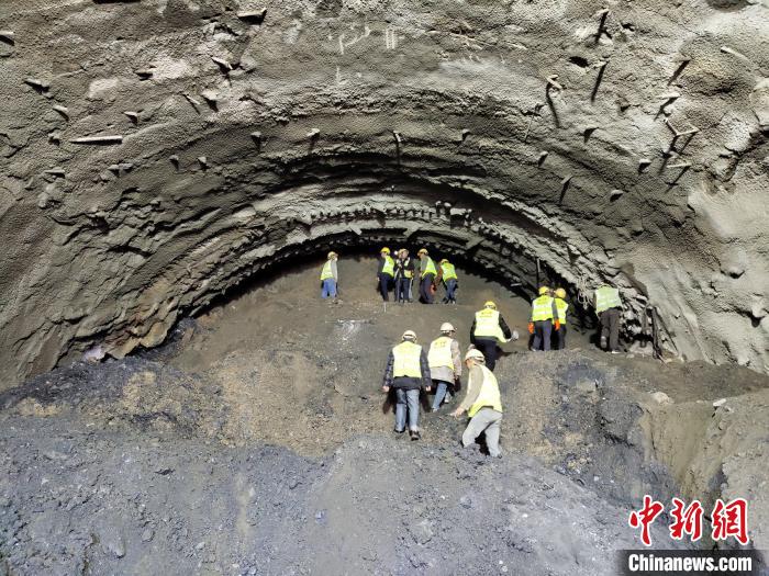 圖為久馬高速查針梁子隧道施工現(xiàn)場(chǎng)?！⊥貔i 攝
