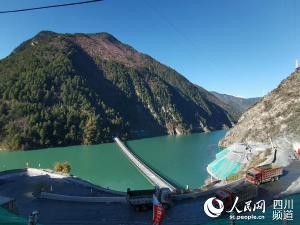 這條單跨353米索道橋，是全國最長(zhǎng)的民用重載索道橋，技術(shù)要求高，施工難度極大。僅完成進(jìn)行便道、索道橋施工就用了一年時(shí)間。郭瑩 攝