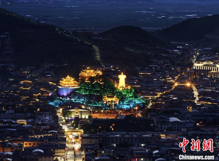 圖為滇藏茶馬古道重鎮(zhèn)獨(dú)克宗古城已成為知名旅游景點(diǎn)?！『蜁匝?攝