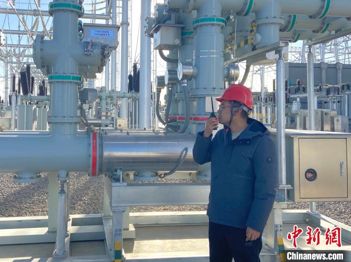 圖為國網(wǎng)青海檢修公司專業(yè)人員在沙柳變電站驗(yàn)收設(shè)備。　唐胥 攝