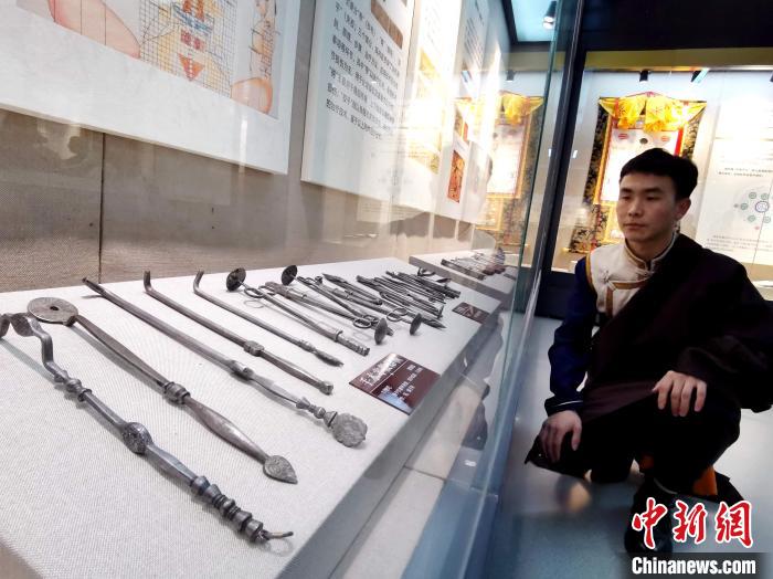 圖為陳展的藏醫(yī)手術(shù)器械?！?zhí)砀?攝