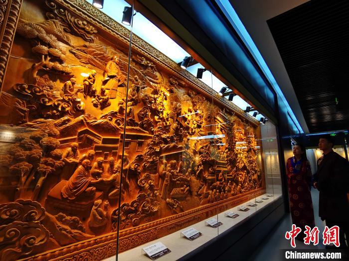 圖為青海大學(xué)民族醫(yī)學(xué)博物館陳展的歷代知名藏醫(yī)浮雕?！?zhí)砀?攝