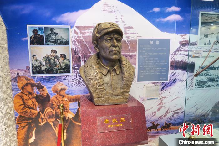圖為南疆軍區(qū)某合成團1連榮譽室，雕像是進藏先遣英雄連總指揮李狄三。　楊程晨 攝