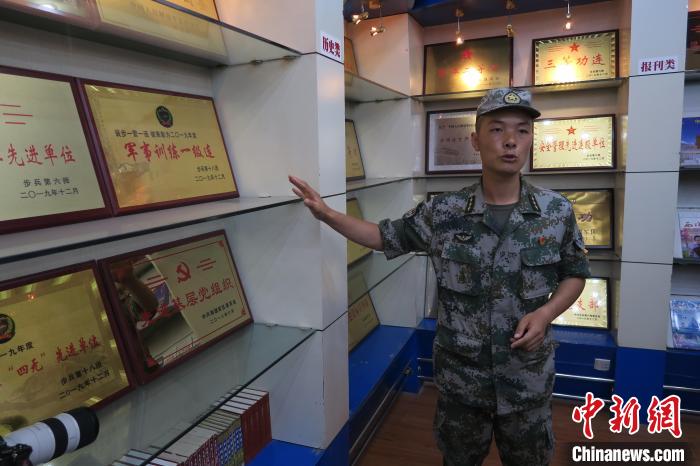 圖為南疆軍區(qū)某合成團1連連長齊楠?！畛坛?攝