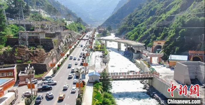 郭達(dá)山隧道進(jìn)口實況?！】蛋蛡髅焦﹫D