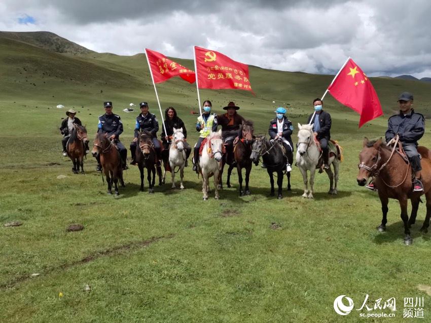 馬背宣講隊。巴登攝
