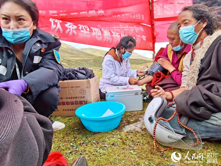 給牧民檢查身體。巴登攝