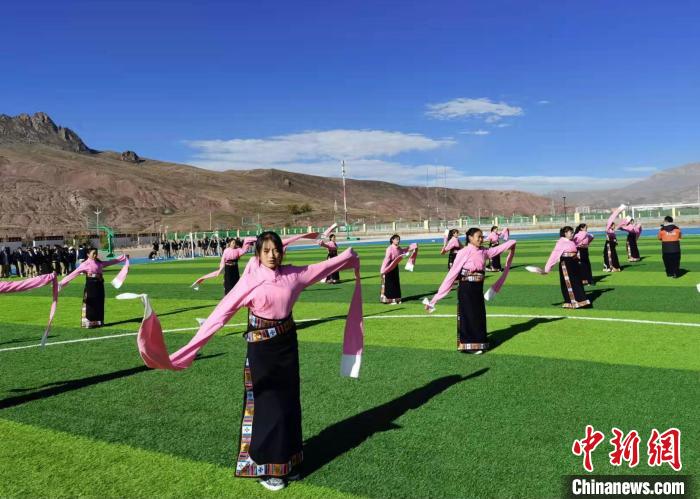 圖為青海師范大學附屬玉樹實驗學校學生在綠茵場跳起囊謙古舞—卓根瑪?！“讋?攝