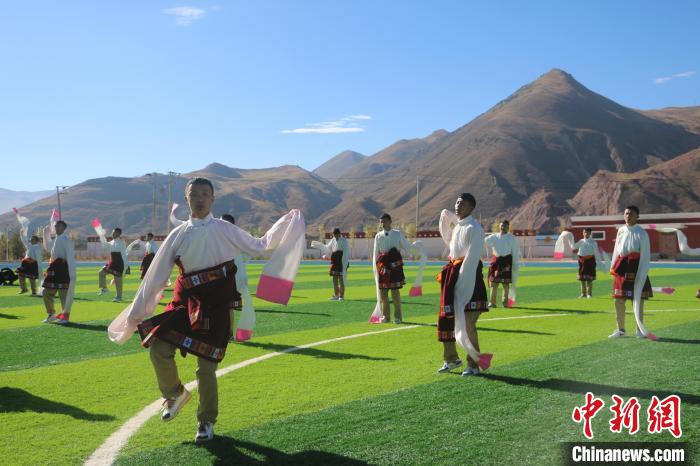 圖為青海師范大學(xué)附屬玉樹實(shí)驗(yàn)學(xué)校學(xué)生在綠茵場(chǎng)跳起囊謙古舞—卓根瑪?！〕逃?攝