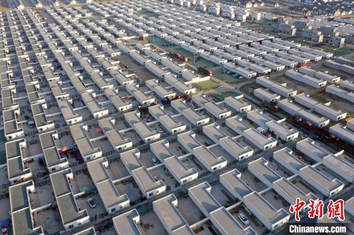 圖為蘭州新區(qū)移民安置區(qū)。　丁凱 攝