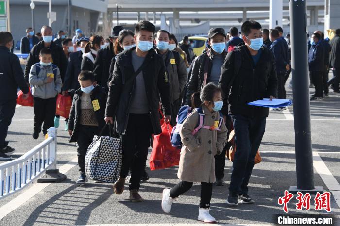圖為搬遷民眾剛出火車站?！《P 攝
