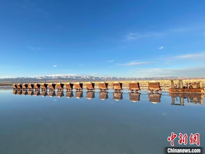 圖為小火車倒影在湖中，湖面如圖明鏡一般?！●R翔 攝