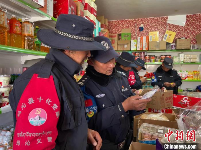 圖為派出所民警和義警對(duì)沿街店鋪檢查?！∑罾C娟 攝
