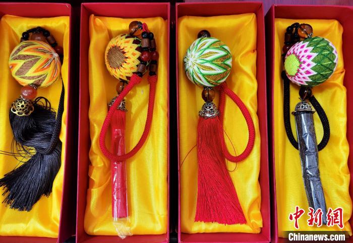 圖為藏繡手工藝品。　祁增蓓 攝