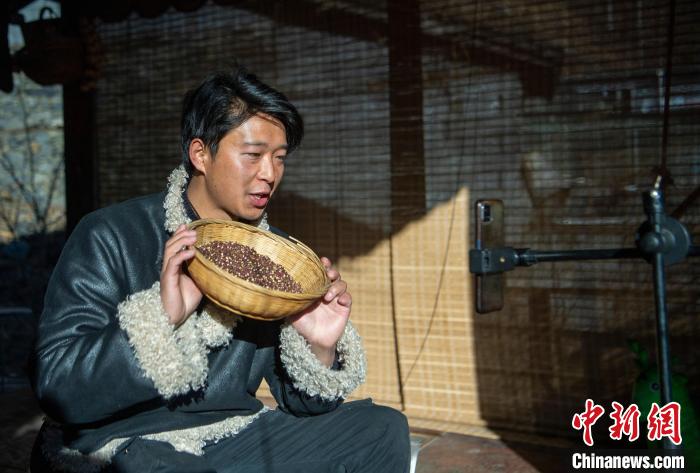 洛桑在鏡頭前介紹家鄉(xiāng)特產(chǎn)?！⒅铱?攝