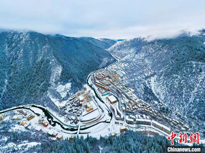 壤塘的雪后美景?！∪捞量h融媒體中心供圖
