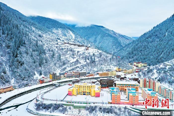 壤塘的雪后美景?！∪捞量h融媒體中心供圖