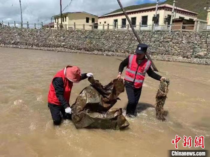守護長江支流的青?！肮_義警”