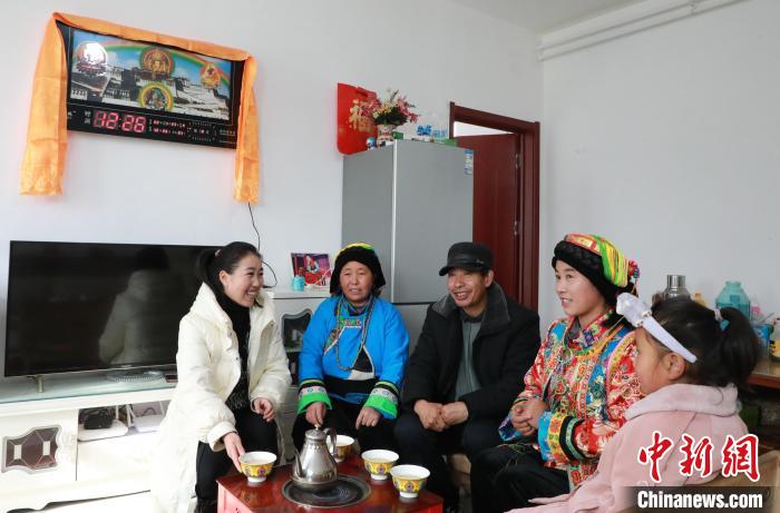 新家是兩層小樓房，一樓布置得充滿現(xiàn)代感，喝著藏式奶茶，一家人聊著今年春節(jié)怎么過?！《∷?攝