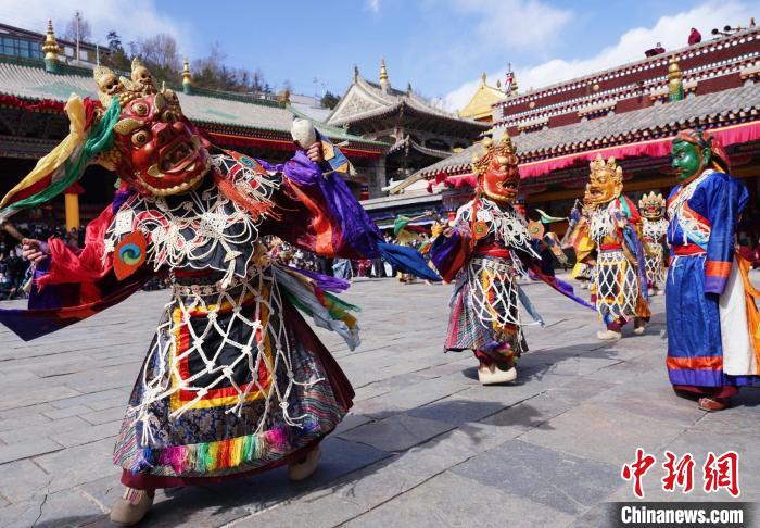 圖為塔爾寺僧侶進(jìn)行“跳欠”儀式?！●R銘言 攝