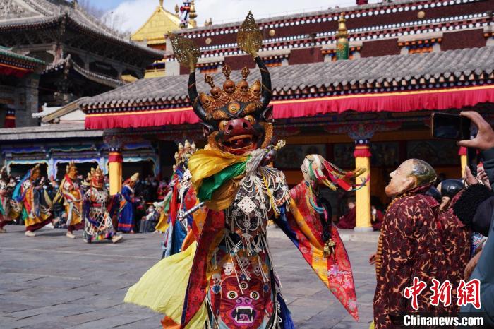 圖為塔爾寺僧侶進(jìn)行“跳欠”儀式。　馬銘言 攝