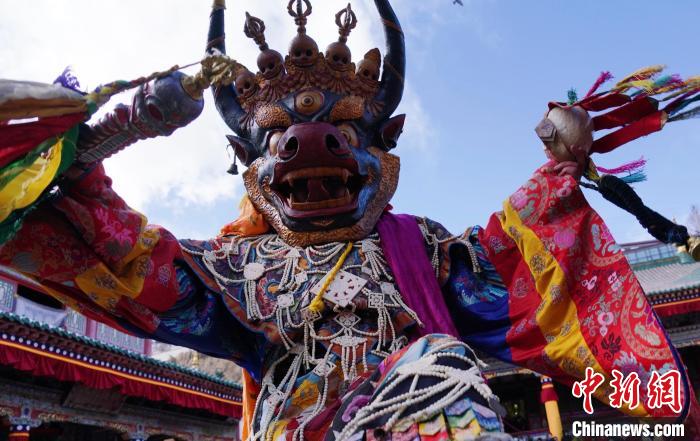 圖為塔爾寺僧侶進(jìn)行“跳欠”儀式?！●R銘言 攝