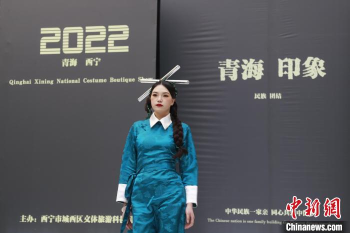 圖為模特展示少數(shù)民族服飾?！●R銘言 攝