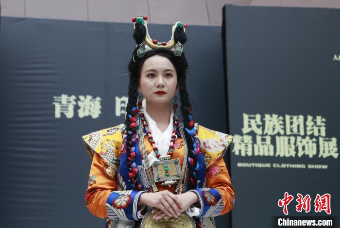 圖為模特展示藏族服飾?！●R銘言 攝