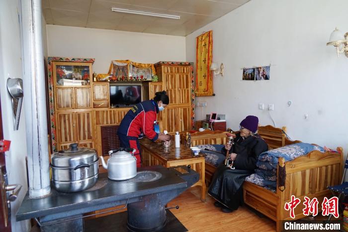 圖為敬老院護(hù)工為老人打掃屋內(nèi)衛(wèi)生。　馬銘言 攝