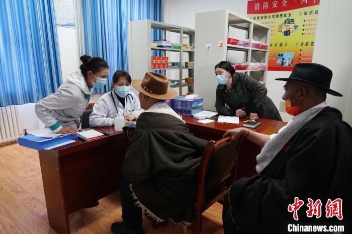 圖為骨科醫(yī)生為敬老院老人們進(jìn)行集中檢查?！●R銘言 攝