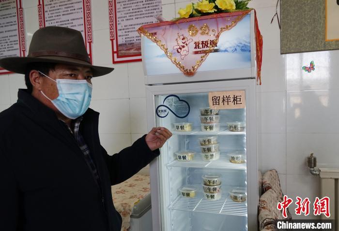 圖為敬老院院長(zhǎng)德高介紹，老人們的三餐均有留樣記錄?！●R銘言 攝