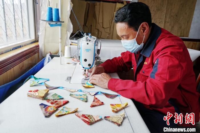 圖為工人正在制作藏式手工藝品?！●R銘言 攝