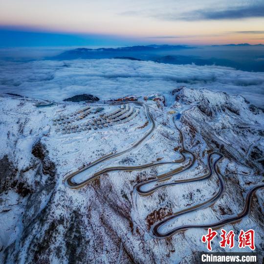 雪后的牛背山山頂和崎嶇的公路。　李凱 攝