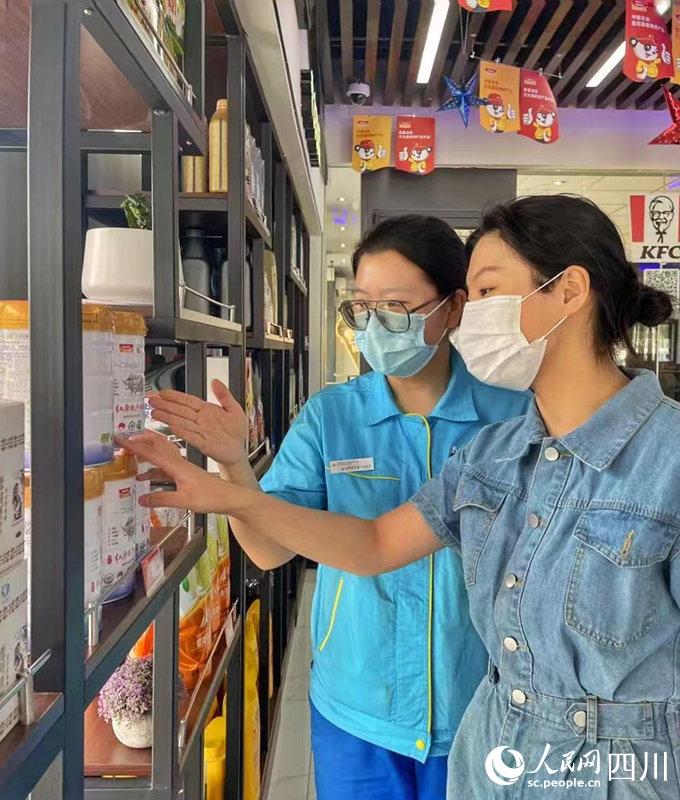 顧客可以在川內中國石油加油站便利店內選購到品質純正的紅原奶粉。張霞攝