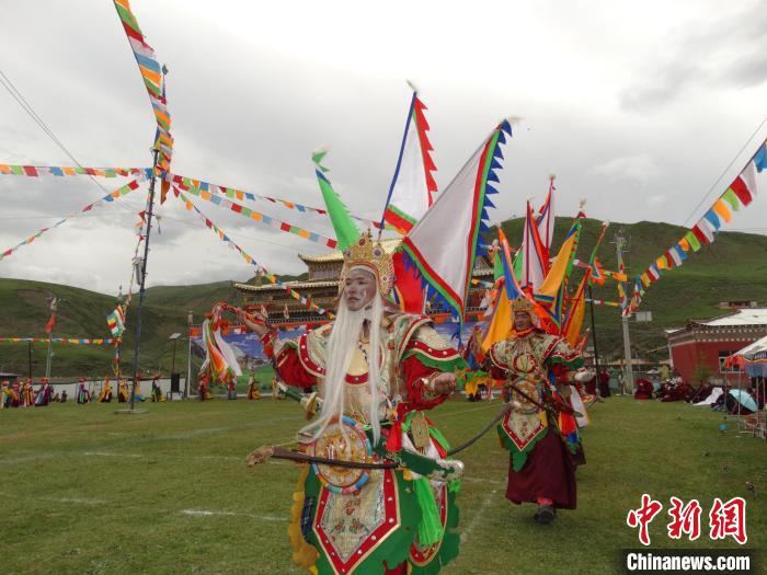 圖為演員進(jìn)行表演?！“喱斂h文體旅游廣電局 供圖