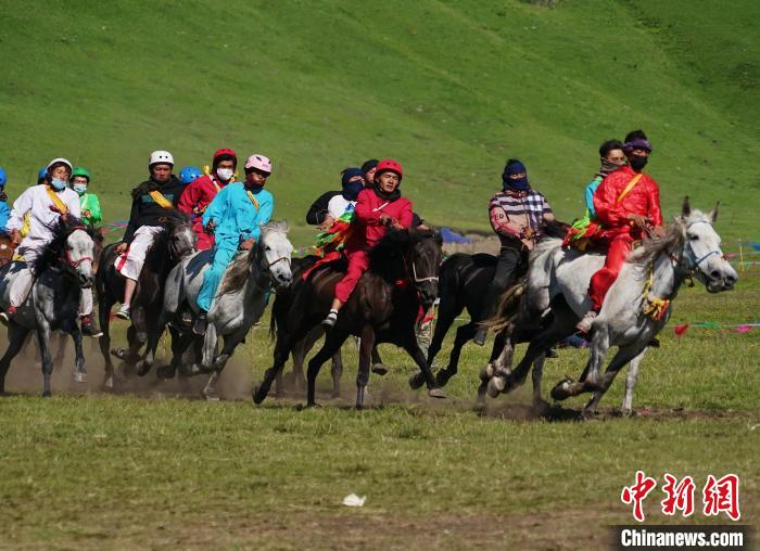 圖為選手進(jìn)行3000米賽馬比賽。　馬銘言 攝