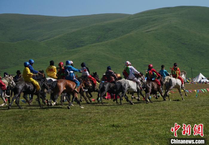 圖為選手進(jìn)行3000米賽馬比賽?！●R銘言 攝