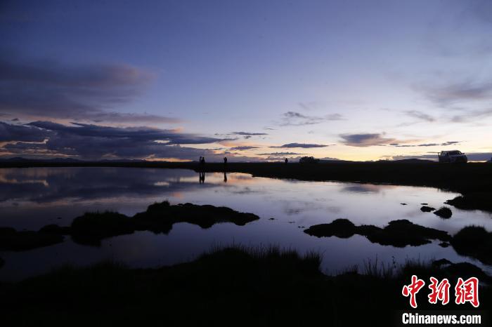 圖為夕陽(yáng)下的查旦濕地。　馬銘言 攝