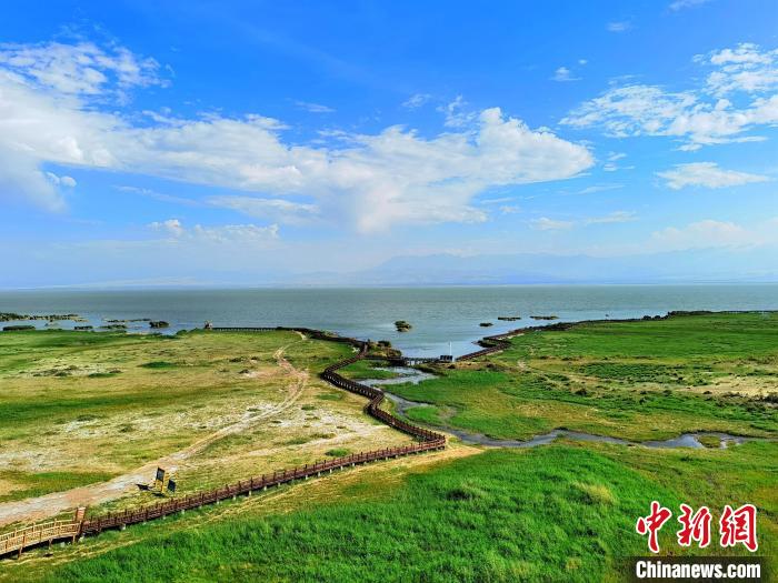 圖為航拍都蘭湖國(guó)家濕地公園。　祁增蓓 攝
