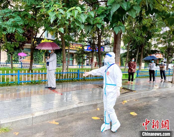 高原小城青海尖扎抗疫見聞：柔肩亦可擔(dān)重任，夫妻檔聞令而動