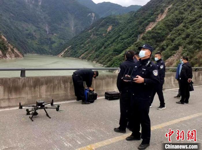 民警組成的搜尋隊利用無人機在震區(qū)開展空中巡查?！「首沃莨簿止﹫D