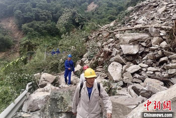 電力搶險(xiǎn)人員徒步通過(guò)垮塌路段?！∷拇娏﹫D
