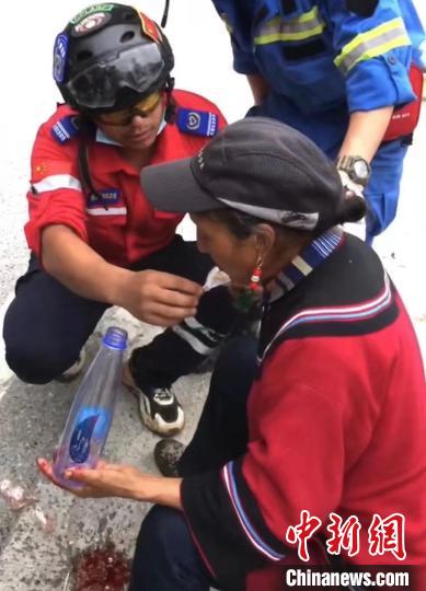 筠連筠愛青年應急救援隊救援人員正在為傷員傷口清理。　受訪者供圖